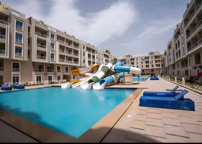 Hub 2br Pool View & Aqua Park Apartment